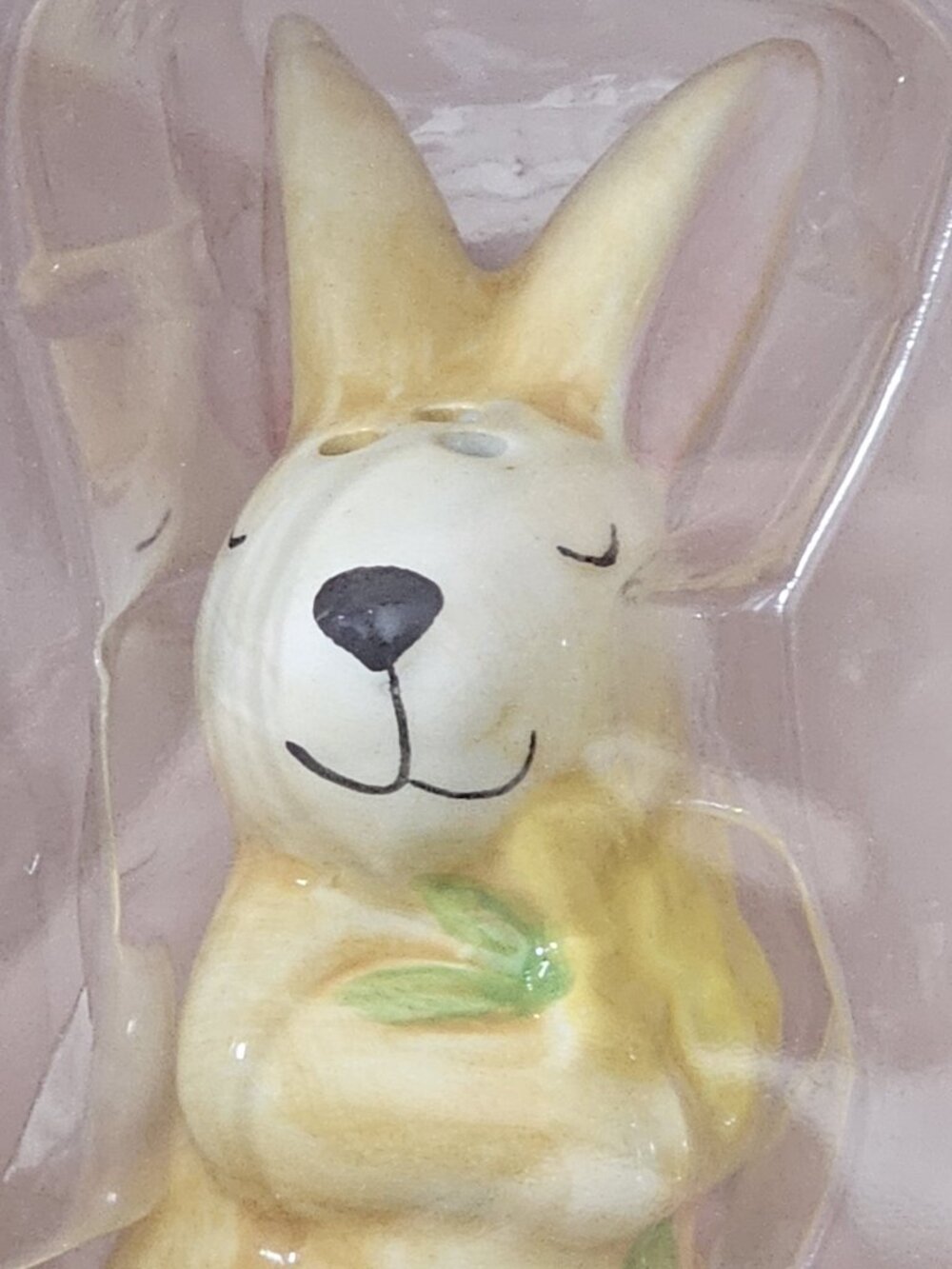 Welcome Spring Bunnies Holding Flowers  Salt & Pepper Shaker Hand Painted NIB - Picture 4 of 8